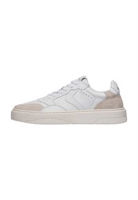 Sneaker in pelle bianca con accenti in suede beige, punta tonda, suola piatta in gomma e design con lacci. Presenta dettagli perforati e un marchio laterale.