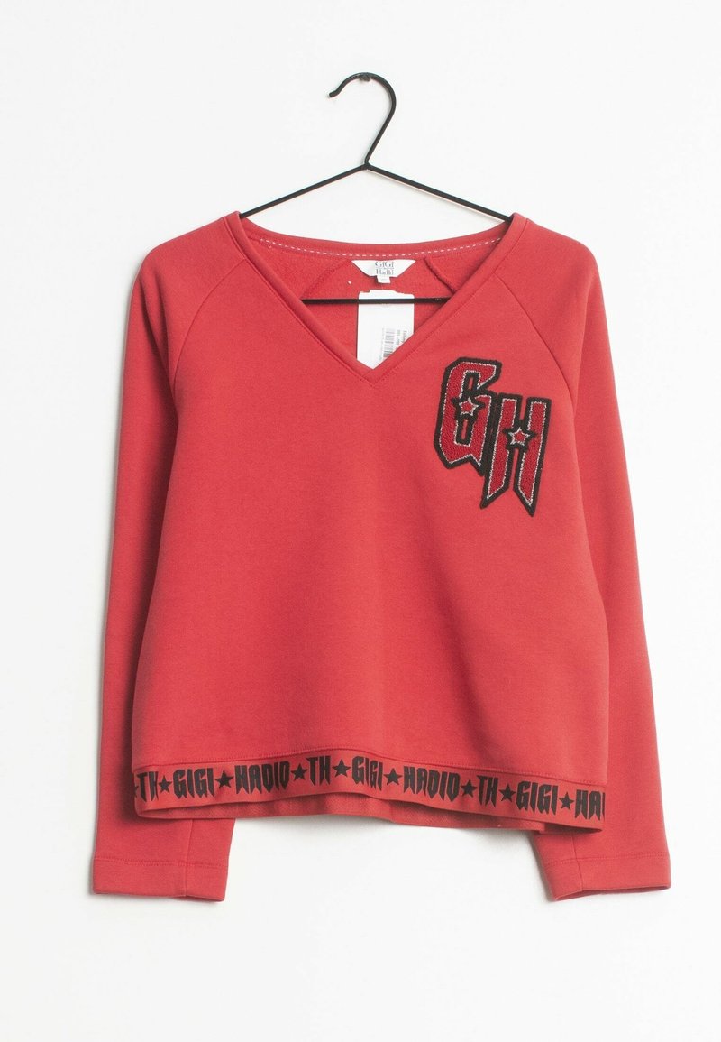 Rode pullover trui met een V-hals, lange raglanmouwen, zwarte geborduurde letters "GH" op de borst en een zwarte geblokte tailleband.