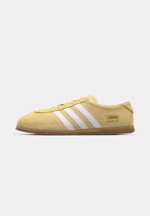 adidas Originals GAZELLE LO PRO W - Zapatillas - almost yellow/footwear white