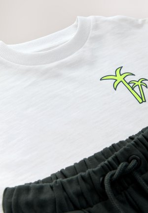 Next REGULAR FIT - SHORT SLEEVE UTILITY  SET - Pantaloni scurți - black white