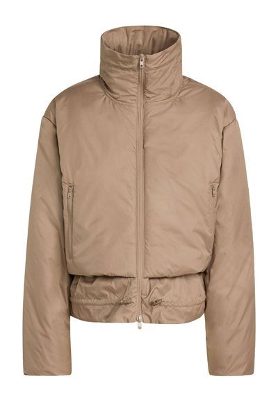 Beige polstret jakke med høj krave, frontlynlås, sidelommer med lynlås og justerbar snøre i kanten.