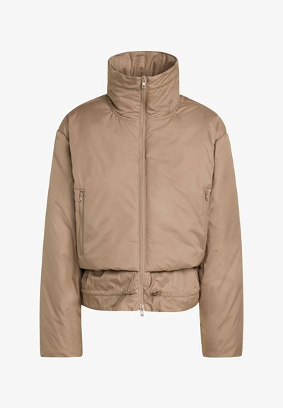 Beige polstret jakke med høj krave, frontlynlås, sidelommer med lynlås og justerbar snøre i kanten.