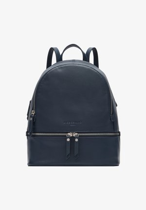 Zaino in pelle blu navy con parte superiore arrotondata, cerniere argento, doppio cursore sulla tasca frontale e due spallacci.