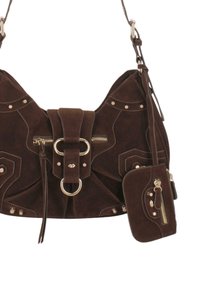Bolso de hombro de ante marrón oscuro con una correa central, anillos dorados, tachuelas, bolsillo con cremallera y un pequeño bolso adjunto con detalles de cremallera.