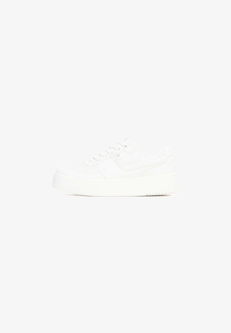 Zapatilla blanca con parte superior de cuero suave, puntera redondeada, cordones planos, cuello acolchado y suela gruesa de goma con dibujo texturizado.