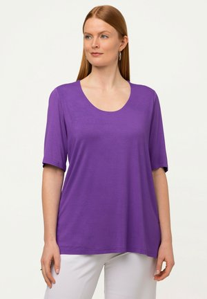 Paarse t-shirt met korte mouwen en een ronde halslijn, met een zachte textuur en een relaxte pasvorm, gepresenteerd tegen een neutrale achtergrond.