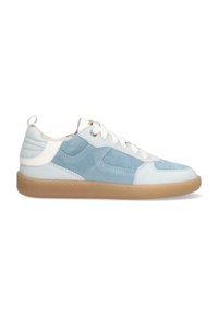 Baskets bleu clair et blanches en daim et cuir, avec une surface texturée, semelle en caoutchouc, bout rond et design à lacets.