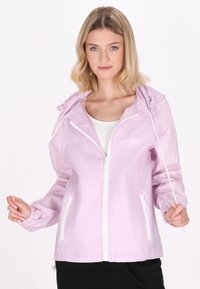 Giacca leggera rosa chiaro con cappuccio, zip frontale e due tasche laterali. Polsini elasticizzati e dettaglio concordante sull'orlo. Texture liscia.