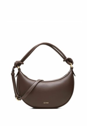 Brązowa, półksiężycowa skórzana torebka z podwójnymi zawiązanymi uchwytami i regulowanym paskiem, z elementami w kolorze złota i małym logo z przodu.