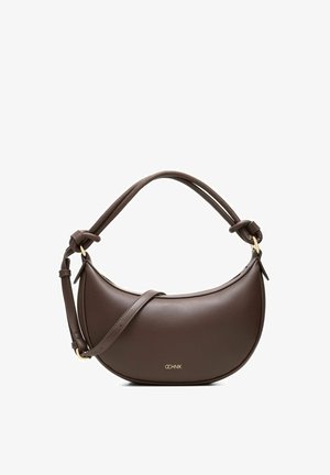 Brązowa, półksiężycowa skórzana torebka z podwójnymi zawiązanymi uchwytami i regulowanym paskiem, z elementami w kolorze złota i małym logo z przodu.