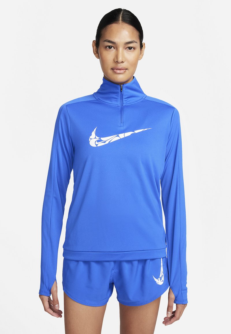 Camiseta deportiva azul de media cremallera y pantalones cortos a juego, fabricados con un material ligero, con un logo blanco de Nike en el pecho y el muslo.