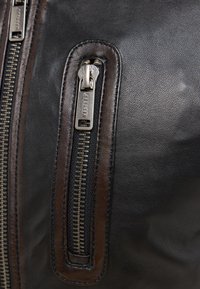 Thumbnail Image 7