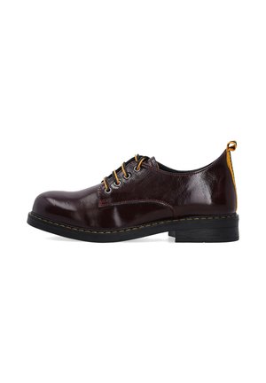 Dunkelbrauner, polierter Leder-Oxford-Schuh mit gelber Naht, schwarzer Sohle und braunen Schnürsenkeln auf weißem Hintergrund.