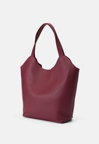 Sac fourre-tout en cuir bordeaux avec une finition lisse, une forme structurée et deux poignées courtes. Aucun matériel ni embellissement visibles.