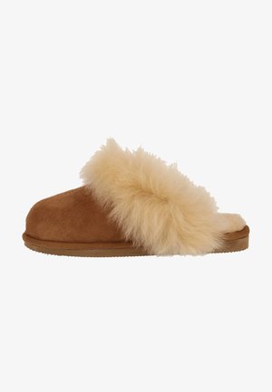 Chausson en daim marron avec un accent en fourrure fluffy beige au cou-de-pied, doté d'une semelle plate et d'un design à bout arrondi. Texture douce sur l'ensemble.