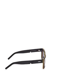 Occhiali da sole neri e tartarugati con un audace design geometrico, caratterizzati da dettagli metallici e aste sottili e flessibili.