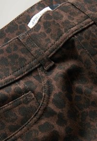 Vald, leopard print