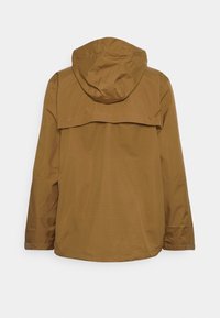 Brun vattentålig jacka med huva, med en enkel design, slät textur och utan synliga knäppningar eller utsmyckningar på baksidan.