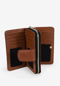 Billetera de cuero marrón abierta que muestra múltiples compartimentos para tarjetas, dos ventanas para identificación con cubiertas de malla, un bolsillo con cremallera para monedas y un cierre de botón a presión.