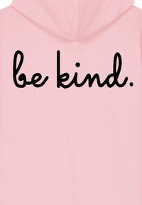 Roze hoodie met zwarte cursief tekst "be kind." gecentreerd op de achterkant onder de capuchon.