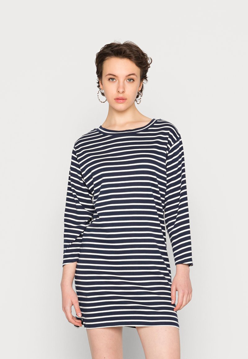 Vestido riscado em azul-marinho e creme, com mangas longas e decote redondo, feito de tecido suave com um corte descontraído.