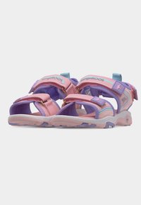 Ροζ και μωβ αθλητικά σανδάλια ανοιχτής μύτης με ρυθμιζόμενα λουριά και ελαστικές σόλες, με το λογότυπο KangaROOS στα λουριά.