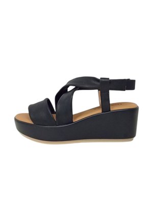 Sandali platform neri con cinturini incrociati, in materiale sintetico, punta aperta e tacco a zeppa curvo. Sottopiedi color sabbia chiaro e trame sottili.