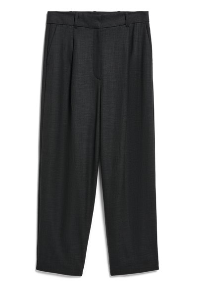 Pantaloni neri su misura con una vestibilità rilassata, realizzati in un tessuto morbido, dotati di tasche frontali e di un leggero motivo testurizzato.