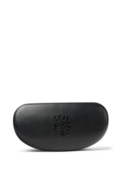 Černá oválná pouzdro na sluneční brýle z textura materiálu s vyraženým logem na přední straně. Hladké hrany a lesklý povrch.