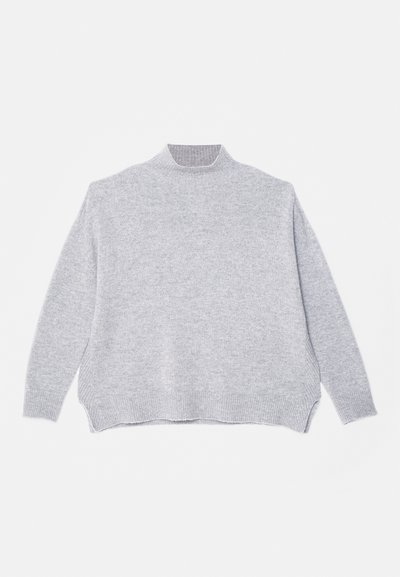 Pull en maille grise avec un col montant, des manches longues, des fentes sur les côtés à l'ourlet, fabriqué en matériau doux, avec une texture lisse.