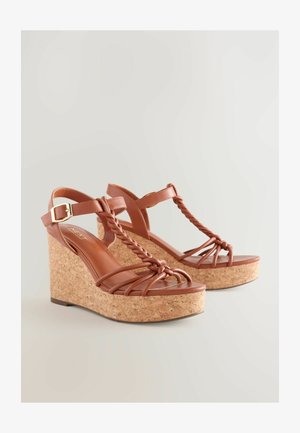 Bruine, gevlochten strap wedgesandalen met kurken platform en een vlakke voetbed. Voorzien van een verstelbare gesp en een gestructureerd, geweven design.