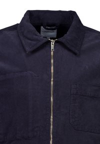 Granatowa kurtka ze sztruksu z zamkiem błyskawicznym z przodu, z ostrym kołnierzem, dwiema przednimi kieszeniami i metką z napisem "LINDBERGH MODERN FIT." Teksturowany materiał.