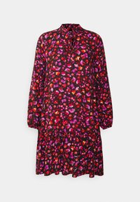 Kwiatowa sukienka w kolorze czarnym z czerwonymi, różowymi i fioletowymi kwiatami; ma wysoki dekolt, długie rękawy i falbaniasty dół. Wykonana z lekkiego materiału.