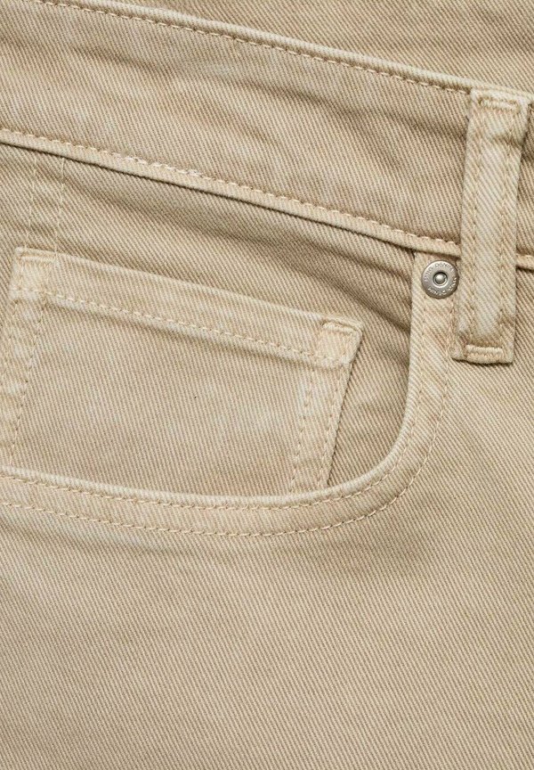 SLIM-FIT BERMUDA  - Denim shorts - sand2
