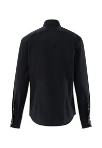 Schwarzes langärmeliges Hemd aus glattem Stoff mit einem Kragen zum Knöpfen. Verfügt über Manschettenknöpfe und einen geschwungenen Saum. Schlichtes Design, ohne Muster.