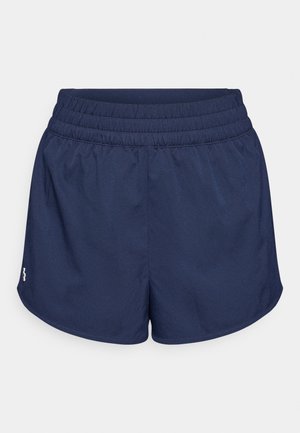 Navyblauwe sportshorts met een elastische tailleband. Voorzien van een gestructureerde stof en een klein logo aan de onderkant links.
