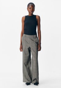 Object OBJLISA WIDE  - Stoffhose - black pattern humus tannin