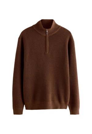 Barna kötött pulóver fél cipzáras gallérral és bordázott mandzsettával és szegéllyel, fehér háttéren bemutatva.