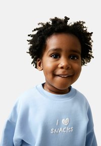 Sudadera azul claro con cuello acanalado, con texto blanco bordado "I ❤️ SNACKS" y un emoji sonriente. Tela suave, ajuste holgado.