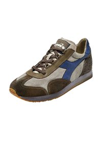 Scarpa sportiva con una combinazione di tessuto grigio, camoscio marrone e accenti blu. Presenta una tomaia testurizzata, punta rotonda e suola in gomma.