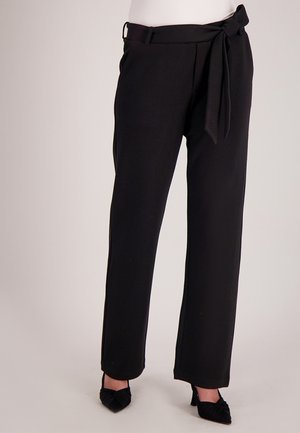 Zwarte broek met hoge taille gemaakt van zachte stof, voorzien van een riem met strik en zijzakken. Het broekbeen heeft een taps toelopend ontwerp met een gladde textuur.