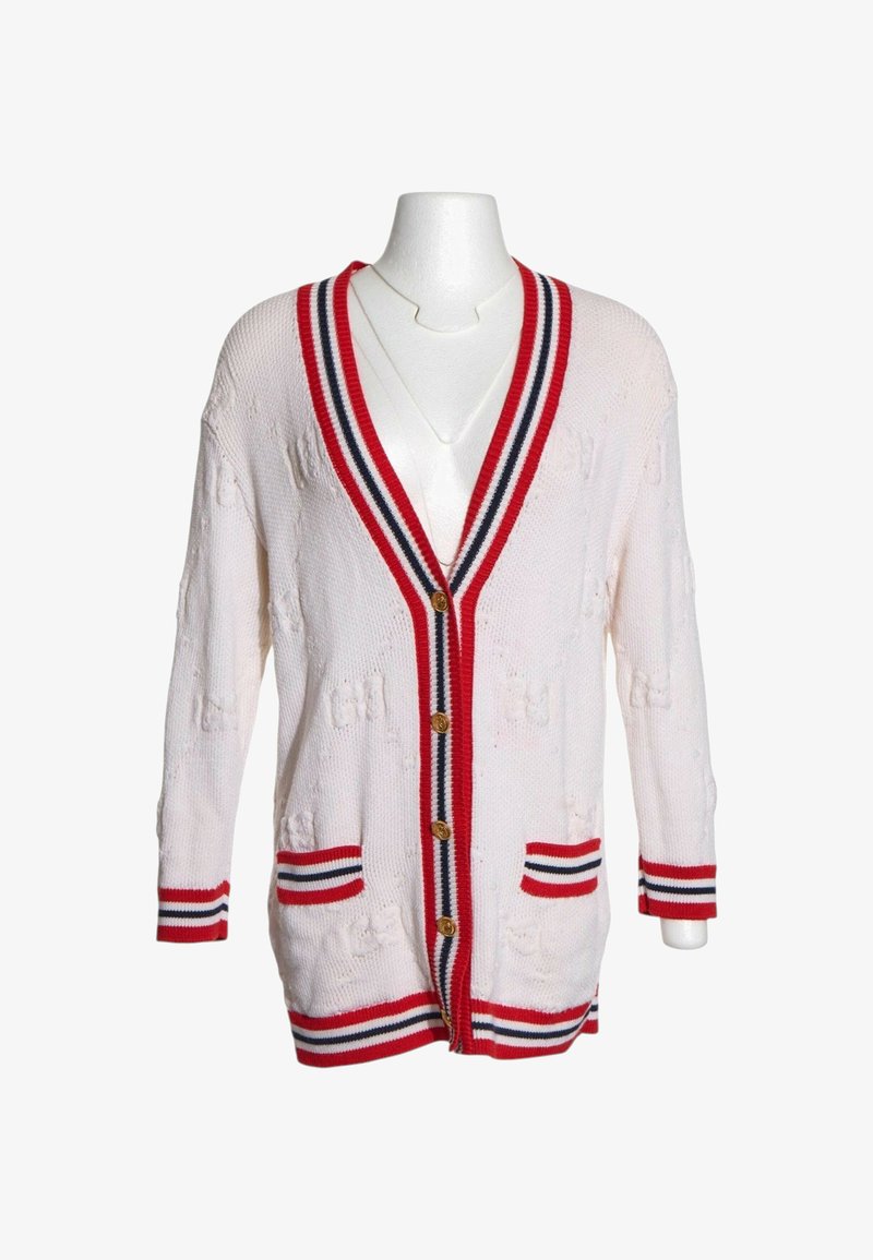 Cardigan blanc tricoté avec bordure rayée rouge, marine et blanche, boutons dorés, deux poches avant et motif texturé subtil.