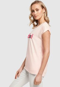 Merchcode VALENTINES DAY - XOXO EXTENDED SHOULDER  - Trükipildiga T-särk - pink