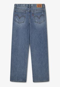 Blugi din denim albastru deschis cu croială dreptă, având o pată de piele maro deschis, buzunare clasice în spate cu detalii cusute și uzură ușoară.