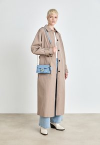 COACH TABBY CHAIN CLUTCH - Delninukė - blue