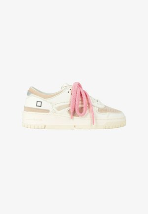 Sneaker basse bianco e beige con lacci spessi rosa, punta traforata e logo quadrato sul lato.