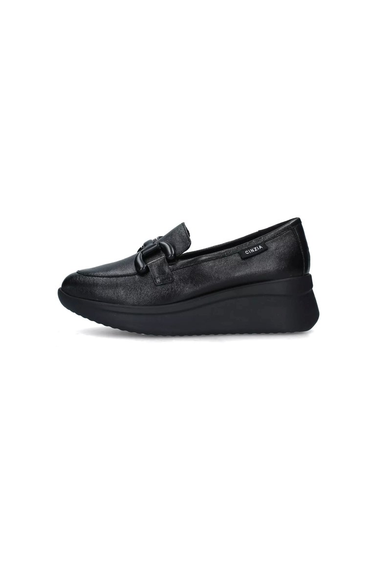 Scarpe slip-on in pelle nera con punta arrotondata, dotate di una fibbia decorativa e di una suola platform spessa per maggiore altezza e comfort.
