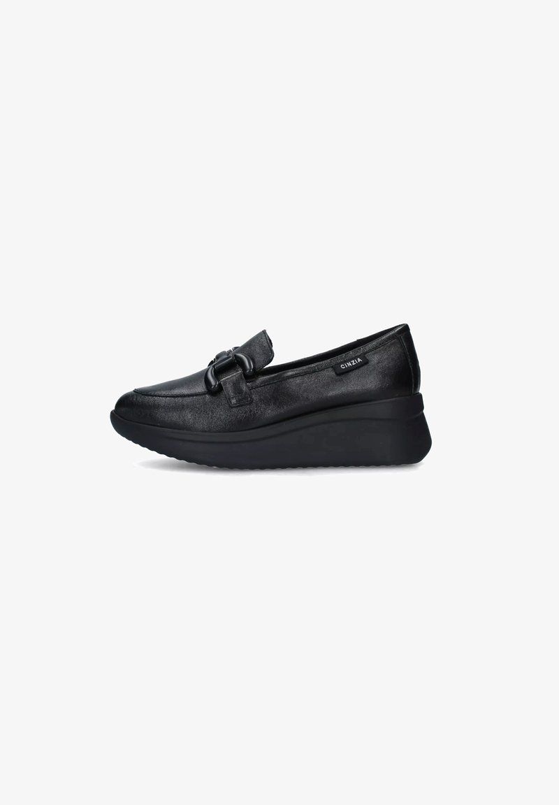 Scarpe slip-on in pelle nera con punta arrotondata, dotate di una fibbia decorativa e di una suola platform spessa per maggiore altezza e comfort.