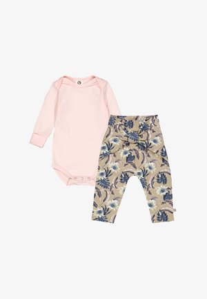 Lyserød langærmet bodystocking med trykknapper, parret med beige bukser med et blåt blomster- og bladmønster. Blødt, bomuldsstof.