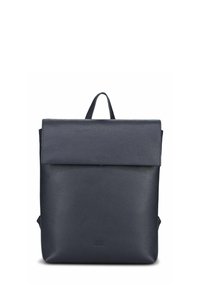 Sac à dos en cuir bleu marine avec un design structuré, doté d'un rabat supérieur plié et d'une surface texturée. Comprend une poignée supérieure et des bretelles réglables.